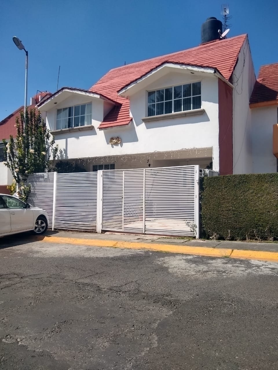 CASA PARA ACTUALIZAR EN VENTA EN LA ALTEÑA 1, LOMAS VERDES. - 587